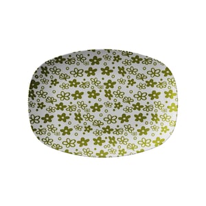 Puede incluir: Una fuente ovalada con fondo blanco y un patrón repetido de flores verde oliva. Las flores varían en tamaño y están dispersas por la superficie, creando un diseño alegre y decorativo. Ideal para servir alimentos.