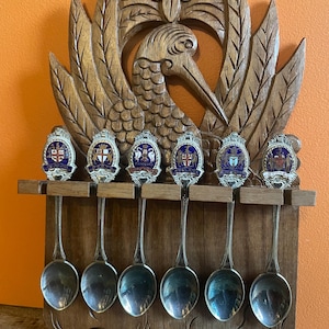 Vintage 1940s Australian Souvenir Spoon Set – 6 City Crests in Hand-Carved Wooden Holder – Sydney|Adelaide|Canberre|Melbourne|Perth|Brisbane