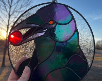 ステンドグラスのカラスのサンキャッチャー、鳥のアート