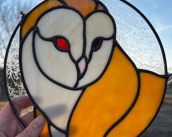 ステンドグラスのメンフクロウのサンキャッチャー、手作りアート