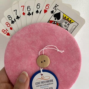 Porta cartas Helping Hand de CD o DVD reciclado, ideal para que los niños guarden varias cartas o para alguien con manos artríticas.