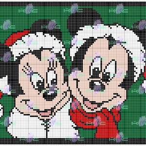Op de afbeelding: Een pixel art afbeelding van Mickey Mouse en Minnie Mouse met kerstmanmutsen en rode sjaals. De achtergrond is groen.