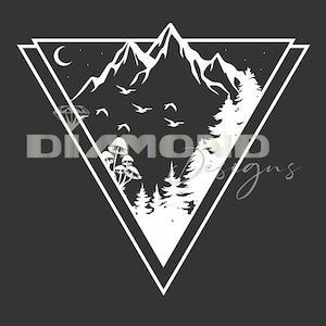 Könnte beinhalten: Ein weißes Grafikdesign auf dunklem Grauhintergrund mit einer Bergkette, Bäumen, Vögeln und einem Halbmond in einem Dreieck. Das Design enthält den Text "DIAMOND Designs".