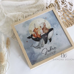 Può includere: Una stampa incorniciata con un'illustrazione ad acquerello di una balena con una volpe, un orso e un coniglio che cavalcano sulla sua schiena. La balena sta volando nell'aria con una luna piena e stelle sullo sfondo. La stampa è intitolata "Joshua 21.02.2024" e ha il logo "Diamond Designs" nell'angolo in basso a destra.