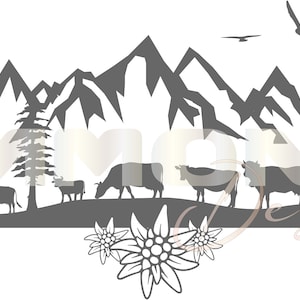 Könnte beinhalten: Eine schwarz-weiße Silhouette eines Gebirges mit Kühen und einem Hirten, der auf einem Weg entlang geht. Das Design enthält Edelweiß-Blumen am unteren Rand.
