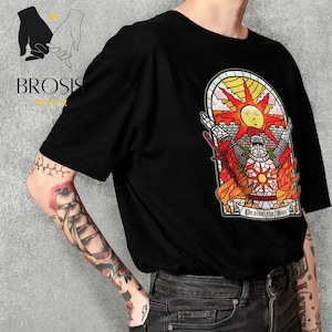 Praise The Sun T-shirt Dark Souls Inspired 90's Graphic Tee, Solair The Sun Knight Shirt, Video Game, Gift for Gamer, Unisex Shirt