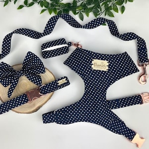 Hunde Geschirr in Midnight Polka Dot (Navy/Blau/Dunkel) Hunde Geschirr/Halsband/Blei/Kotbeutelhalter/Seemann Schleife/Set mit Metall Schnallen