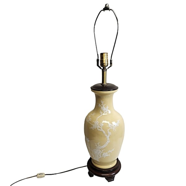 Marboro Lamp Co. Lampada da tavolo in porcellana vintage orientale con fiori e uccelli dipinti a mano in oro giallo