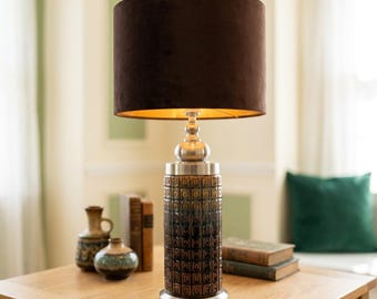 Tafellamp met geometrisch reliëf keramische cilinder bruin amber groenblauw glazuur geborsteld zilveren voet