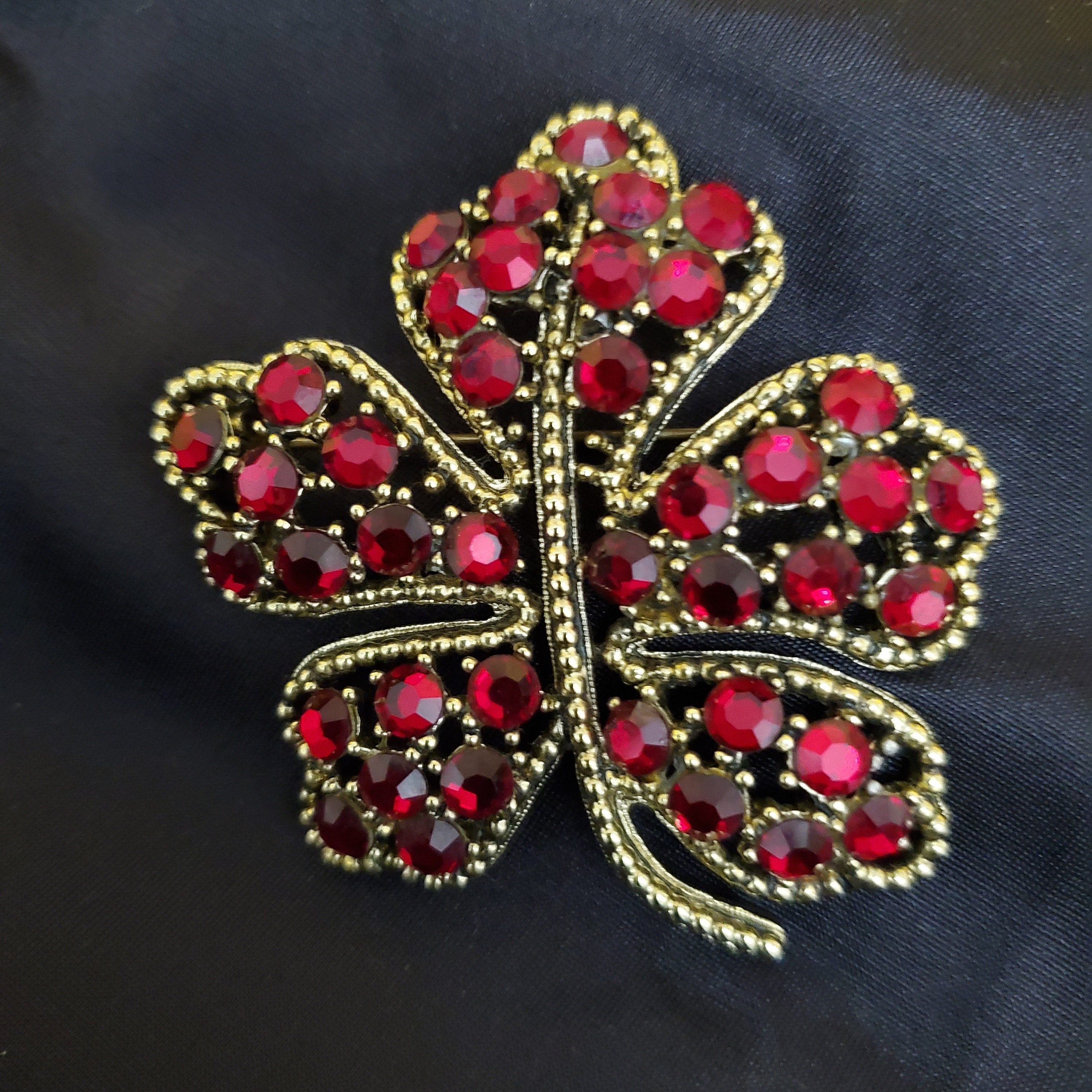 Broche Vintage En Métal Argenté - Motif Feuilles Avec Pierre Rouge - Bijou Ancien Élégant