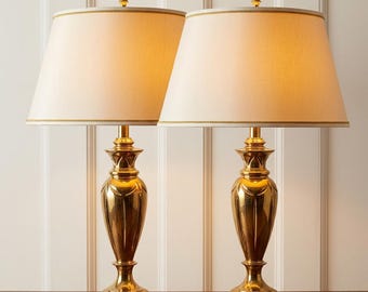 Paar Vintage Stiffel Schwere Messing Urne Tischlampen Hollywood Regency neoklassische Rewired Messing Finial Harfe inklusive Mitte des Jahrhunderts