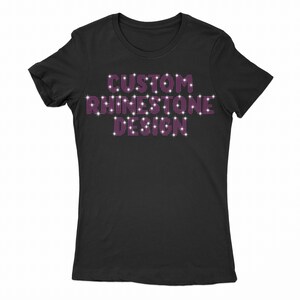 Puede incluir: Camiseta negra con el texto "CUSTOM RHINESTONE DESIGN" en pedrer&iacute;a rosa.