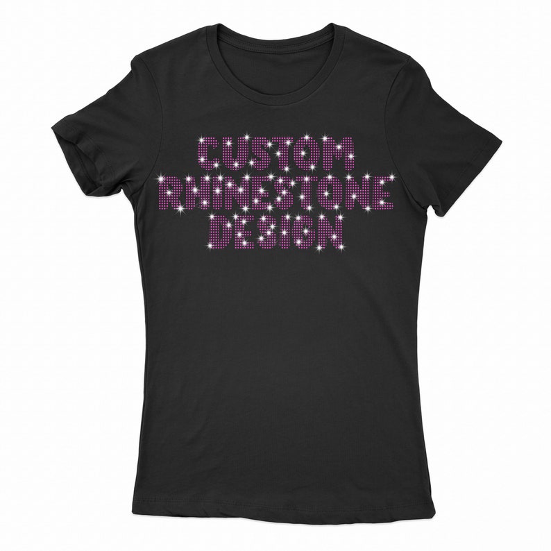 Puede incluir: Camiseta negra con el texto "CUSTOM RHINESTONE DESIGN" en pedrer&iacute;a rosa.