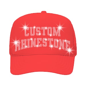 Puede incluir: Gorra de camionero roja brillante con las palabras "CUSTOM RHINESTONE" escritas con brillantes pedrería. El texto está centrado en el panel frontal, con una parte trasera de malla.