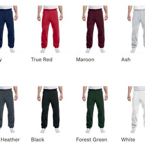 K&ouml;nnte beinhalten: Ein Set mit 12 Jogginghosen in verschiedenen Farben, darunter Royalblau, Marineblau, Rot, Weinrot, Aschgrau, Sportgrau, Oxfordgrau, Schwarz meliert, Schwarz, Waldgr&uuml;n und Wei&szlig;.