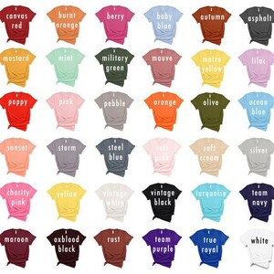 Puede incluir: Una tabla de 60 camisetas de diferentes colores, cada una con un nombre impreso en la parte delantera. Los colores van de brillantes a apagados, y los nombres son todos descriptivos de los colores.
