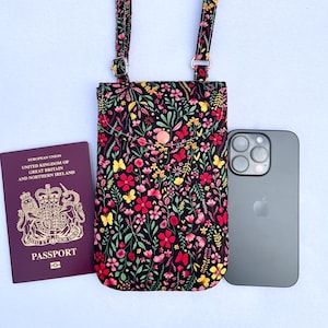Handytasche in Blumenwiese auf Schwarz, handgefertigte Handytasche, Handytasche mit verstellbarem Gurt, Umhängetasche für Smartphone.
