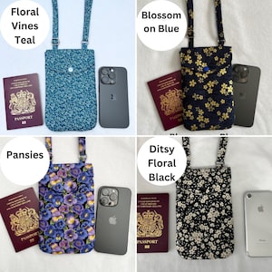 Puede incluir: Cuatro bolsos cruzados para tel&eacute;fono con estampados florales en verde azulado, azul marino, morado y negro. Cada bolso tiene una correa a juego y un cierre de bot&oacute;n. Los bolsos est&aacute;n junto a un pasaporte y un smartphone. El texto en los bolsos dice: Floral Vines Teal, Blossom on Blue, Pansies y Ditsy Floral Black.
