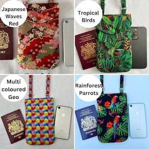 Puede incluir: Cuatro bolsos cruzados para tel&eacute;fono con diferentes patrones. Uno tiene olas japonesas rojas, otro tiene p&aacute;jaros tropicales, un tercero tiene un dise&ntilde;o geom&eacute;trico multicolor y el &uacute;ltimo presenta loros de la selva tropical. Cada bolso tiene una correa a juego y un cierre de bot&oacute;n.