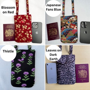 Puede incluir: Cuatro fundas de tel&eacute;fono de tela con correas ajustables. Las fundas presentan diferentes patrones: rojo con flores doradas, azul con abanicos japoneses, negro con cardos morados y azul oscuro con hojas. Cada funda se muestra con un pasaporte y un smartphone.