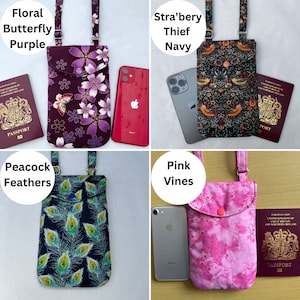 Puede incluir: Cuatro fundas cruzadas para tel&eacute;fono con varios dise&ntilde;os. Los dise&ntilde;os incluyen mariposa floral en morado, ladr&oacute;n de fresas en azul marino, plumas de pavo real y vides rosas. Cada funda tiene una correa y una solapa. Un pasaporte y un tel&eacute;fono est&aacute;n al lado de cada funda.