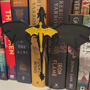 Vierde vleugel Dragon Crest-boekenplankinzet | Violet Sorengail-tatoeage geïnspireerd | Decoratie drakenrijder | Fantasierijke boekenplank | Basgiath-cadeau