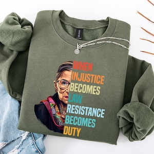 Può includere: Felpa verde con una grafica in stile vintage di Ruth Bader Ginsburg e il testo "When injustice becomes law, resistance becomes duty."