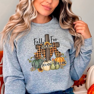 Cae por Jesús Él nunca deja sudadera, suéter de fe, sudadera con capucha de Jesús, traje de otoño religioso, suéter cruzado de otoño, sudadera con versículo bíblico
