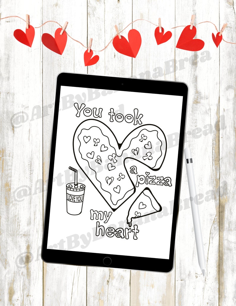 Puede incluir: Una p&aacute;gina para colorear imprimible en blanco y negro con una pizza en forma de coraz&oacute;n y una taza de refresco. El texto dice "Te comiste mi coraz&oacute;n".