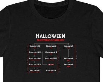 Puede incluir: Camiseta negra con un gráfico blanco de un diagrama de flujo que muestra la continuidad de la franquicia de películas de Halloween. El texto "HALLOWEEN MULTIVERSE-CONTINUITY" está en la parte superior del gráfico.