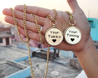 "Handgefertigte Kompass Halskette aus Messing, mit Gravur ""Your Tommy"" & ""Your Turnbo"""