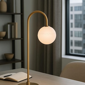 Moderne Messing Tischlampe mit mattierter Glaskugel Minimalistische Nachttischlampe, zeitgenössische Josephine Lampe für Wohnkultur Beleuchtung