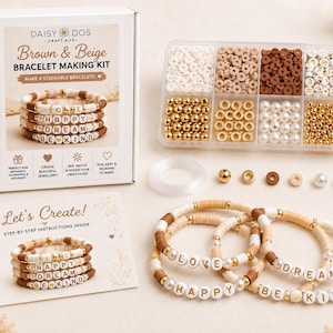 以下が含まれることがあります： 「Brown & Beige Bracelet Making Kit」と書かれた箱に入ったブレスレット作成キット。さまざまな色と形のビーズ、そして「HAPPY」、「DREAM」、「BE KIND」、「LOVE」と書かれたブレスレットが含まれています。