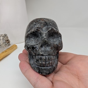 Yooperlite Skulls, Yooperlite, UV Reactive Crystals, Crystal Carvings, Skulls, Crystal Skull, Wiccan, Halloween, Alter Crystals, Decor