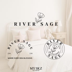 Op de afbeelding: Een slaapkamer met een wit bed, kussens en beddengoed. De woorden "RIVER SAGE" worden weergegeven in een decoratief lettertype. De zin "WHERE EVERY IDEA BLOSSOMS" is ook zichtbaar. Een bloemenontwerp is inbegrepen.