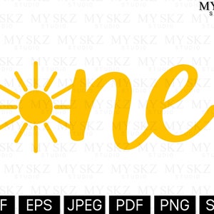 Może przedstawiać: Żółte słońce z promieniami i napis "one" w żółtym, ozdobnym stylu pisma. Projekt nadaje się na przyjęcie z okazji pierwszych urodzin.