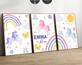 Puede incluir: Tres impresiones artísticas enmarcadas con ilustraciones de unicornios. Cada impresión tiene un fondo blanco con un unicornio, un arcoíris, flores, estrellas y mariposas. Una impresión tiene el nombre "EMMA Rose". Las impresiones están en marcos de madera.