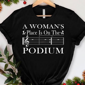 A Woman&#39;s Place está en el podio Camisa de aspecto vintage para directores, regalo para mujer directora / maestra de música / músico / directora de banda