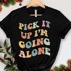 Pick It Up I'm Going Alone camiseta, camisa del día de San Valentín, camisa euchre, regalo de cumpleaños, regalo de euchre, cartas de juego euchre, camiseta de jugador de euchre