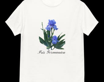 以下が含まれることがあります： 白いTシャツに、青いアヤメの花のグラフィックと「Iris Germanica」の文字が前面にプリントされています。