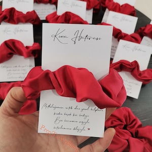 Cartão personalizado Scrunchie de cetim, Scrunchie de casamento, Lembrança de noiva, Presente de noivado, Presente de aniversário, Presentes de agradecimento, Scrunchie de hena