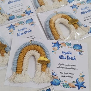 Personalisierte Karte Regenbogen Babypartybevorzugungen, Regenbogen Schlüsselbund, Regenbogen Schlüsselbund Geschenk, Neugeborenen Geschenk, Makramee Schlüsselbund, Makramee Geschenk (25 Stück)