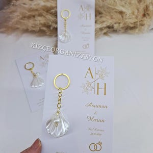 Personalisierte Karte Schlüsselanhänger, Hochzeitsgeschenk Schlüsselanhänger, Brautparty Gefälligkeiten, Verlobungsgeschenk, Auster Schlüsselanhänger mit Perlen, Auster Schlüsselanhänger