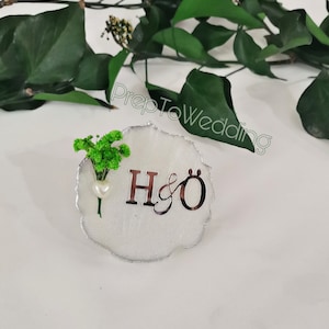 Imán epoxi personalizado que tiene flores secas con letras Plexi para bodas, compromisos, regalos de cumpleaños, bautizos, baby shower y fiestas.