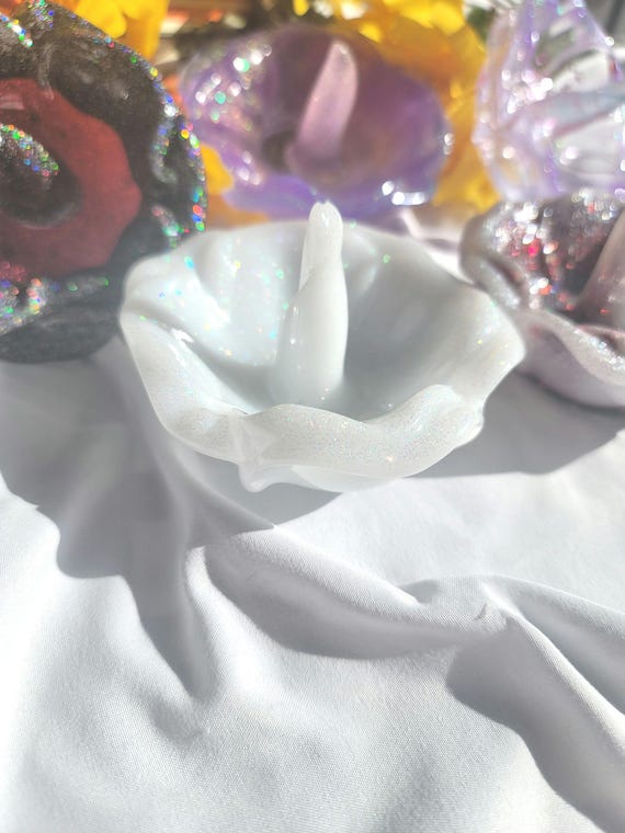 Resin Ring Flower - Resin ring holder - ring horn - Handmade Resin ring flower - Ring cone dish - Jewelry dish - Gift for mom - Gift for her