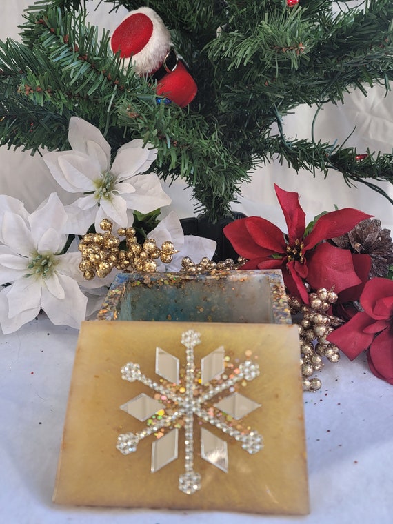 Resin catch all box-tissue holder-candy dish-Snowflake resin box - Home decor - Gift for couple - jewelry box-stash box-gifts-treasure boxes