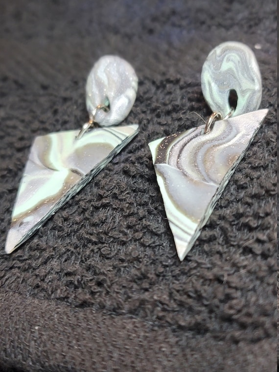 Clay triangle earrings - marbled clay earrings - polymer clay earrings - chic clay earrings - clay statement earrings - handmade jewelry