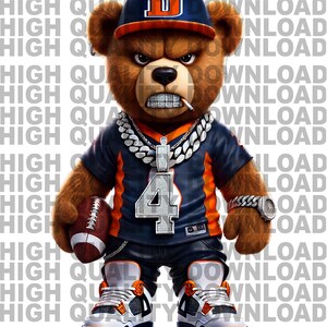 Può includere: Un orsacchiotto di peluche marrone che indossa una maglia blu e arancione con il numero "4" sul davanti, una catena d'oro, un berretto da baseball con la lettera "D" sopra e scarpe da ginnastica arancioni e bianche. L'orso tiene un pallone da calcio marrone.