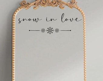 Puede incluir: Tres marcos de espejo decorativos de color dorado con diseños ornamentados. El marco superior tiene el texto "snow in love" con copos de nieve. El marco del medio tiene una abeja con una corona y el texto "BEE'S VINYL CO.". El marco inferior tiene el texto "VINYL DECAL ANY SIZE & COLOR".