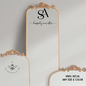 Könnte beinhalten: Ein goldener, verzierter Spiegel mit einem Vinyl-Aufkleber, auf dem "SA happily ever after" steht. Der Spiegel ist von einem Perlenrand umgeben. Unter dem Spiegel befindet sich ein kleinerer, goldener, verzierter Spiegel mit einer Biene und dem Text "BEE'S VINYL CO.". Unter dem kleineren Spiegel befindet sich ein goldener, verzierter Spiegel mit einem Vinyl-Aufkleber, auf dem "VINYL DECAL ANY SIZE & COLOR" steht.